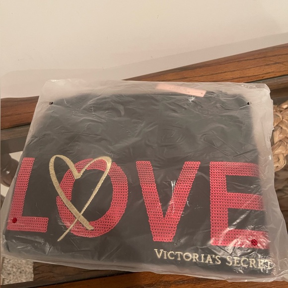 Victoria's Secret Handbags - ❤️Last weekend in closet❤️NWT Victoria’s Secret Love Tote